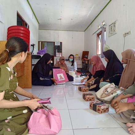 Mengedukasi Ibu Hamil Dalam Kelas Ibu Hamil Desa Pasiraman